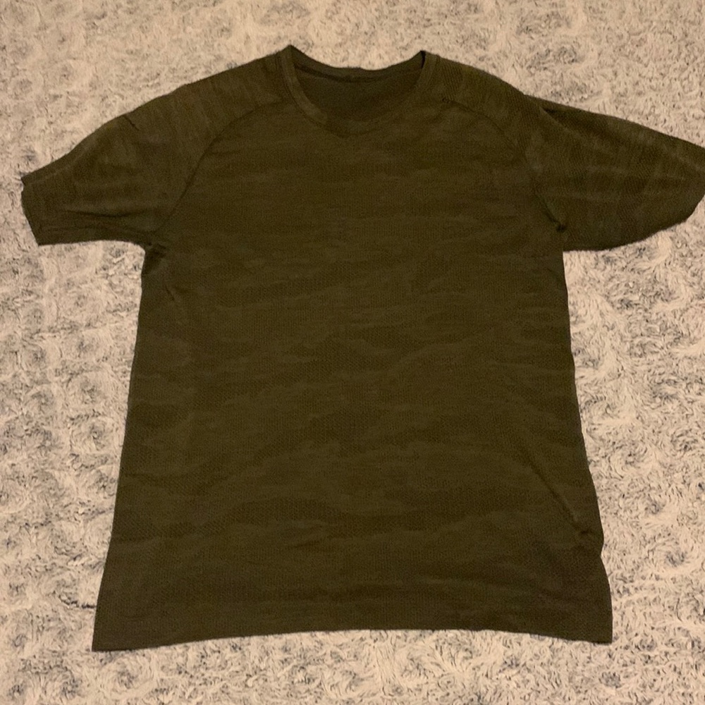 Lululemon Workout Tee! ( size small )